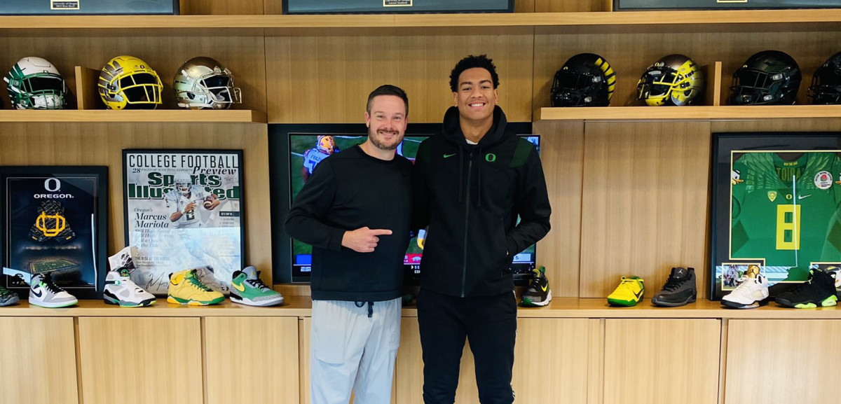 5-Star EDGE Elijah Rushing poses with Dan Lanning during a trip to Eugene.